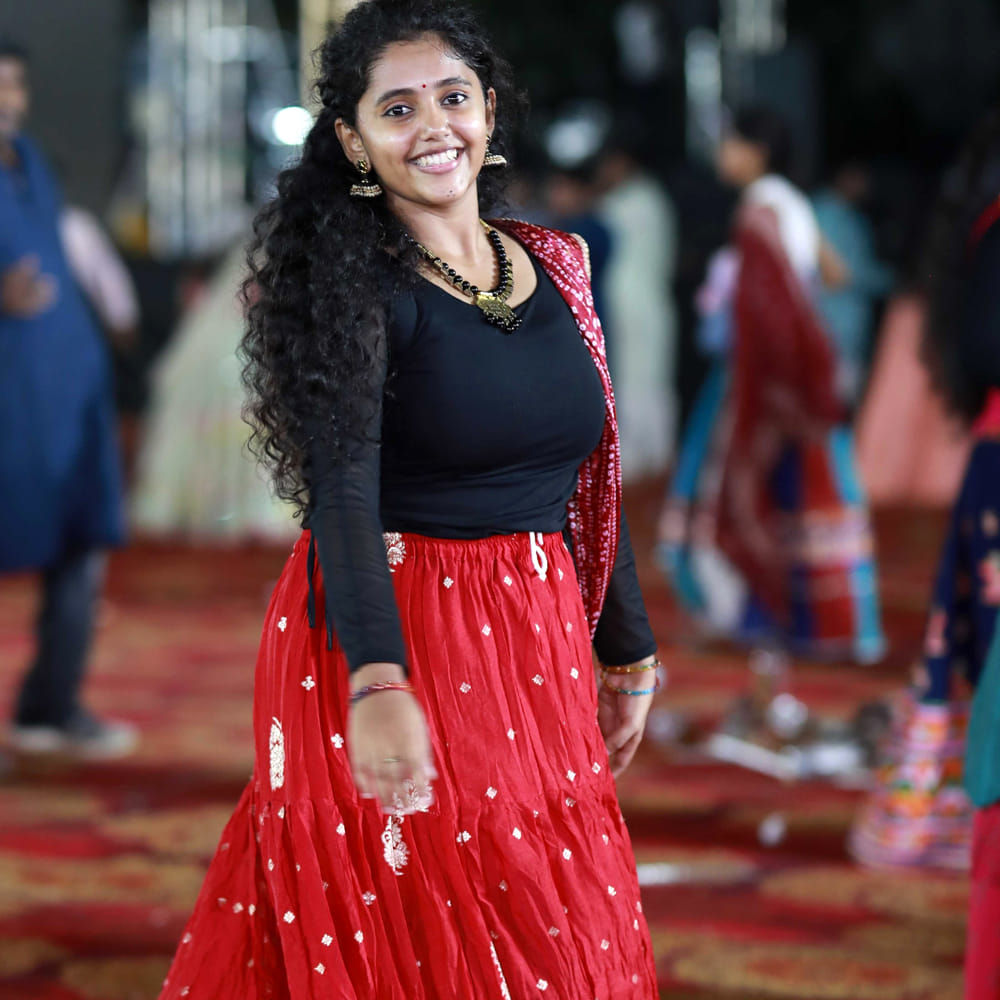 ‘రాజన్న’లో కనిపించిన చిన్నారి అనీ అంతకుముందే పలు తెలుగు సినిమాల్లో నటించింది. ‘అనుకోకుండా ఒక రోజు’ చిత్రంతో బాలనటిగా పరిచయమైన ఆమె, ఆ తర్వాత ప్రముఖ హీరోల సినిమాల్లో అవకాశాలు అందుకుంది. చిరంజీవి నటించిన ‘స్టాలిన్’, మహేష్ బాబు ‘అతిథి’, ‘స్వాగతం’, ప్రభాస్ ‘ఏక్ నిరంజన్’ వంటి చిత్రాల్లో నటించి ప్రేక్షకులకు దగ్గరైంది. అంతేకాదు, పలువురు అగ్ర హీరోల సినిమాల్లోనూ బాలనటిగా కనిపించి తనకంటూ ఓ గుర్తింపు తెచ్చుకుంది. చిన్న వయసులోనే నటనతో మెప్పించిన అనీకి నంది అవార్డులు కూడా లభించాయి.