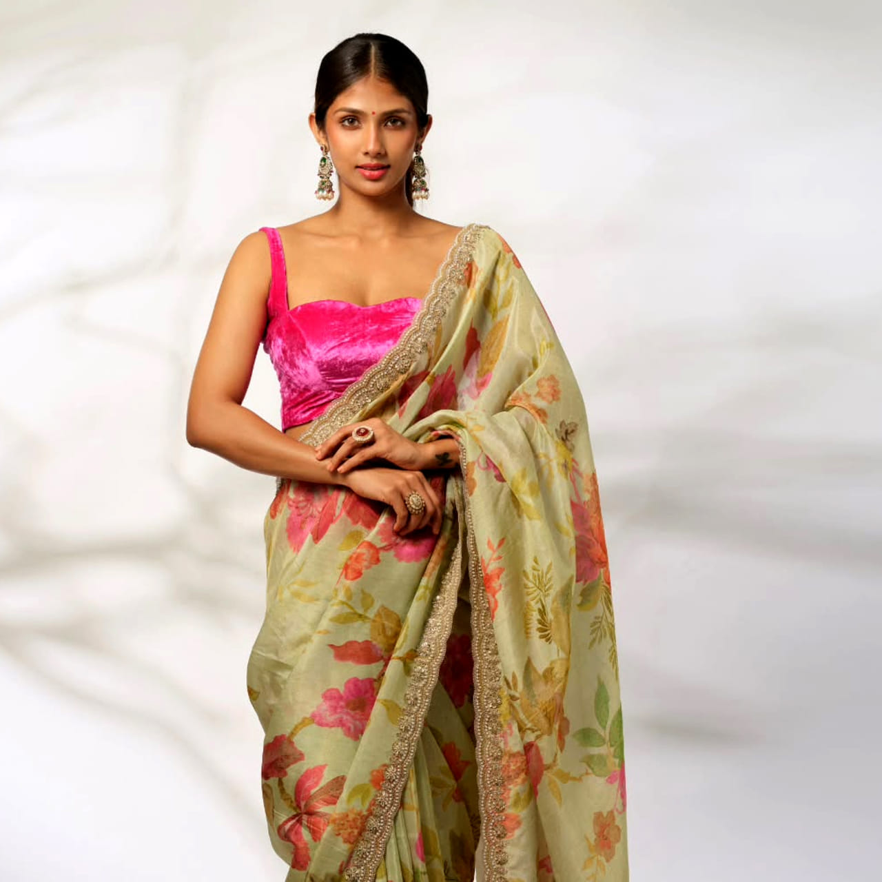 సినిమా ఇండస్ట్రీలో కొత్త హీరోయిన్ల ఎంట్రీకి ఎప్పుడూ కొదవ ఉండదు. ప్రతి ఏడాది కొత్త అందాలు వెండితెరపై సందడి చేస్తుంటాయి. ముఖ్యంగా ఇతర భాషల నుంచి వచ్చిన భామలు టాలీవుడ్లో అవకాశాలు అందుకుంటూ తమకంటూ ప్రత్యేక గుర్తింపు తెచ్చుకుంటున్నారు. ఇక సోషల్ మీడియా ద్వారా పాపులర్ అవుతున్న అమ్మాయిలకు కూడా సినిమా అవకాశాలు వెతుక్కుంటూ వస్తున్నాయి. అలా ఇప్పుడు ఇండస్ట్రీలో హాట్ టాపిక్గా మారిన పేరు ఆరాధ్య దేవి.
