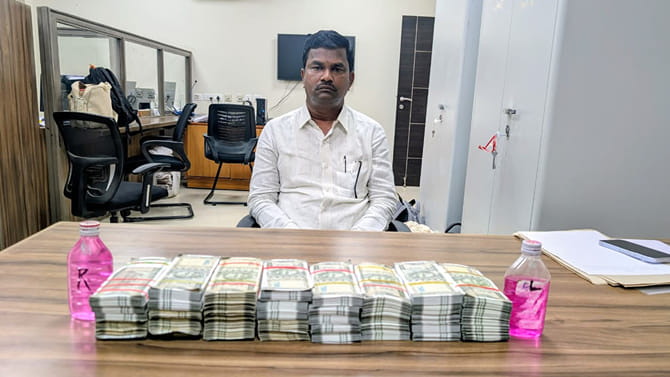 హైదరాబాద్‌లో అవినీతి తిమింగళం.. 20లక్షల లంచం తీసుకుంటూ..