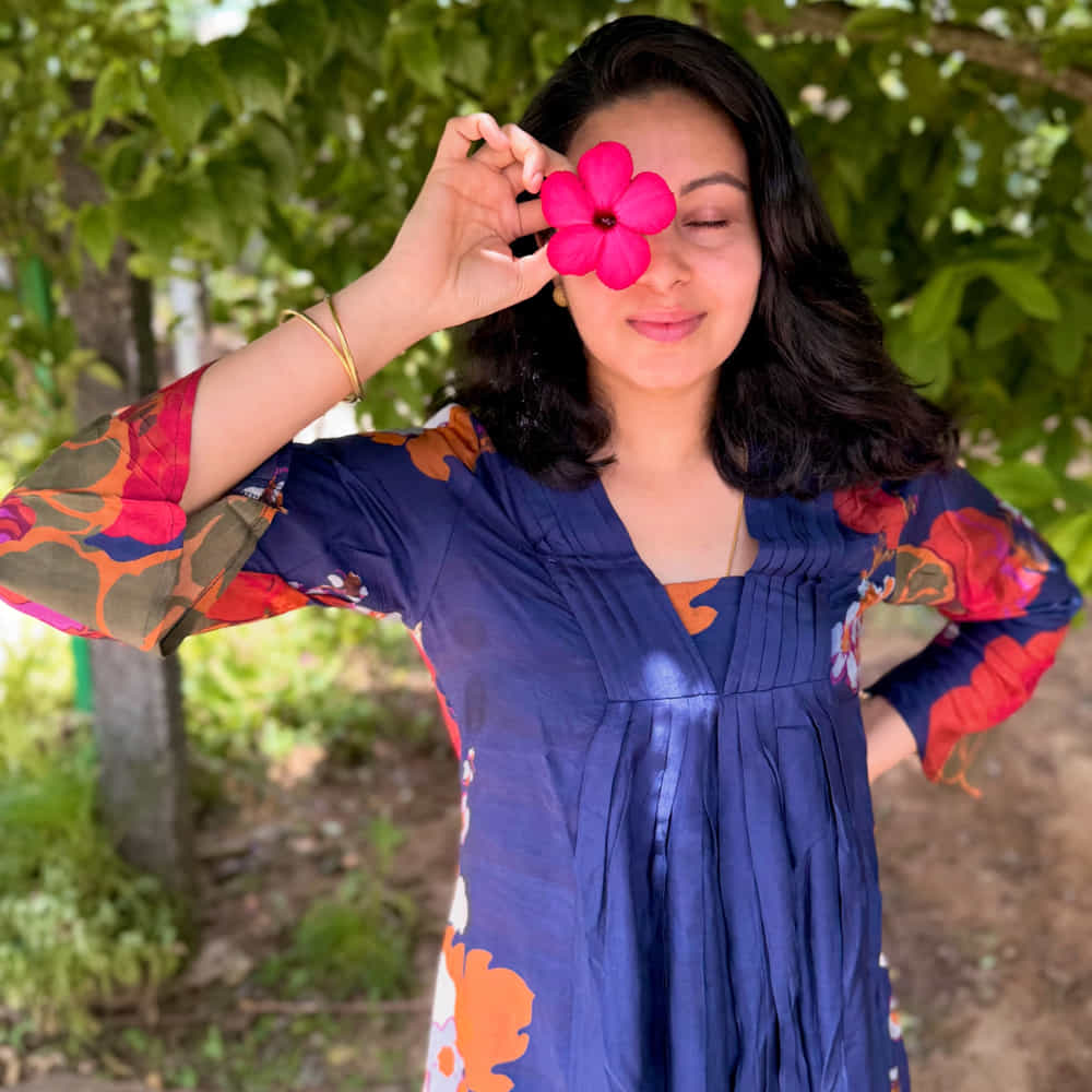 వినికిడి లోపం ఉన్నప్పటికీ అభినయ తన జీవితాన్ని ఆ పరిమితులకే కట్టిపడేయలేదు. తన పరిస్థితిని సహజంగా స్వీకరిస్తూ, చేయాలనుకున్న పనిపై దృష్టి పెట్టారు. చిన్నతనంలో ఎదురైన సవాళ్లను అధిగమిస్తూ ఆత్మవిశ్వాసంతో ముందుకు సాగారు. ఆమె ఎదుగుదలలో తల్లిదండ్రుల సహకారం ఎంత ముఖ్యమో, ఆమె పట్టుదల కూడా అంతే కీలకమని చెప్పవచ్చు. వైకల్యం ఉన్నంత మాత్రాన ప్రతిభకు అడ్డుకట్ట పడదని అభినయ తన ప్రయాణంతో నిరూపించారు.తన నటనతో పలువురు ప్రముఖుల ప్రశంసలు అందుకున్న అభినయ, దక్షిణాది చిత్ర పరిశ్రమలో మంచి గుర్తింపు తెచ్చుకున్నారు. రజనీకాంత్ వంటి అగ్ర నటులు తన నటనను మెచ్చుకున్న విషయాలను ఆమె తన అనుభవాల్లో పంచుకున్నారు. అలాగే సూర్య తండ్రి శివకుమార్‌తో పాటు అల్లు అర్జున్, మహేష్ బాబు, వెంకటేష్ వంటి ప్రముఖ నటులతో తనకు ఎదురైన అనుభవాల గురించి కూడా మాట్లాడారు. వైవిధ్యమైన పాత్రల్లో నటిస్తూ ప్రేక్షకుల హృదయాల్లో స్థానం సంపాదించుకున్నారు.