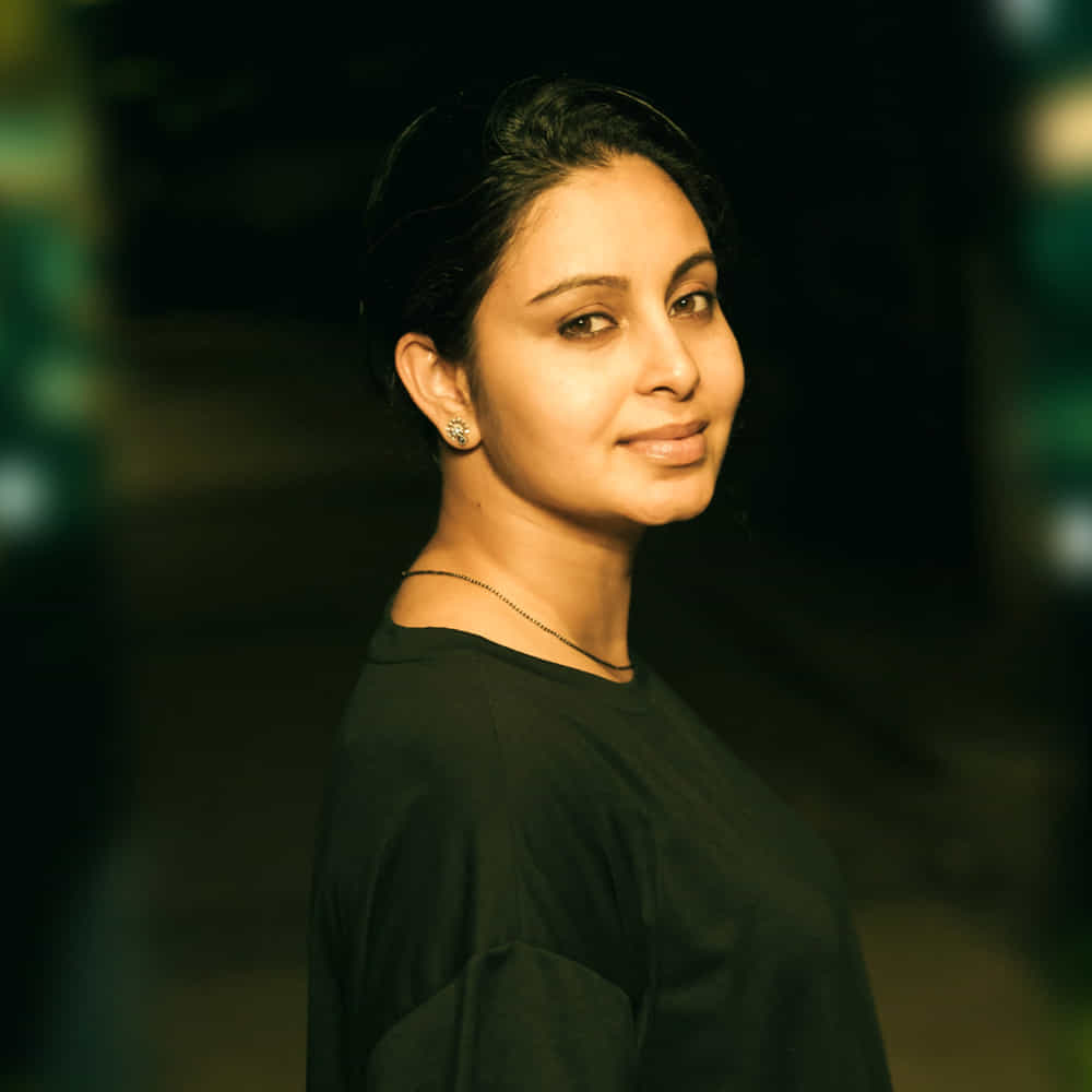 డైలాగులను అర్థం చేసుకోవడం, సన్నివేశాలకు అనుగుణంగా హావభావాలను పలికించడం, నటనను సాధన చేయడం వంటి విషయాల్లో అండగా నిలిచారు. కుటుంబ సభ్యుల ప్రోత్సాహంతో అభినయ ఒక్కో మెట్టు ఎక్కుతూ నటిగా ఎదిగారు. అభినయ సినీ ప్రయాణంలో దర్శకుడు, నటుడు సముద్రఖని కీలక పాత్ర పోషించారు. తనకు సినిమా అవకాశాలు రావడంలో ఆయన ప్రోత్సాహం ఎంతో ఉందని అభినయ పలు సందర్భాల్లో గుర్తుచేసుకున్నారు. ఆయన తనపై నమ్మకం ఉంచడం వల్లే నటిగా ముందుకు వెళ్లగలిగానని తెలిపారు. సినీ రంగంలో తనకు లభించిన అవకాశాలను సద్వినియోగం చేసుకుంటూ, తన నటనతో ప్రేక్షకులను మెప్పించారు. భాషతో సంబంధం లేకుండా హావభావాలతో భావోద్వేగాలను పలికించగలగడం అభినయ ప్రత్యేకతగా నిలిచింది.