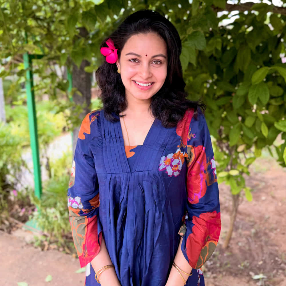 అయితే వినికిడి, మాటల సమస్య ఉన్న అమ్మాయిని సినిమాల్లోకి తీసుకురావాలనే ఆలోచనను చాలామంది వ్యతిరేకించారు. ఆమెతో సినిమాలు చేయడం సాధ్యం కాదని అభిప్రాయపడ్డారు. అయినప్పటికీ ఆనంద్ మాత్రం తన ప్రయత్నాలను ఆపలేదు. అభినయను నటిగా నిలబెట్టేందుకు ఆమె తండ్రి ఆనంద్ ఎన్నో ప్రయత్నాలు చేశారు. కూతురిలోని ప్రతిభపై నమ్మకంతో అవకాశాల కోసం ప్రయత్నించారు. ఆమెకు సరైన పాత్రలు దక్కేలా కథల ఎంపిక నుంచి షూటింగ్ షెడ్యూళ్ల వరకు పలు విషయాల్లో సహకరించారు. మరోవైపు, అభినయ తల్లి కూడా ఆమె నటనకు అవసరమైన సన్నాహాల్లో కీలక పాత్ర పోషించారు.