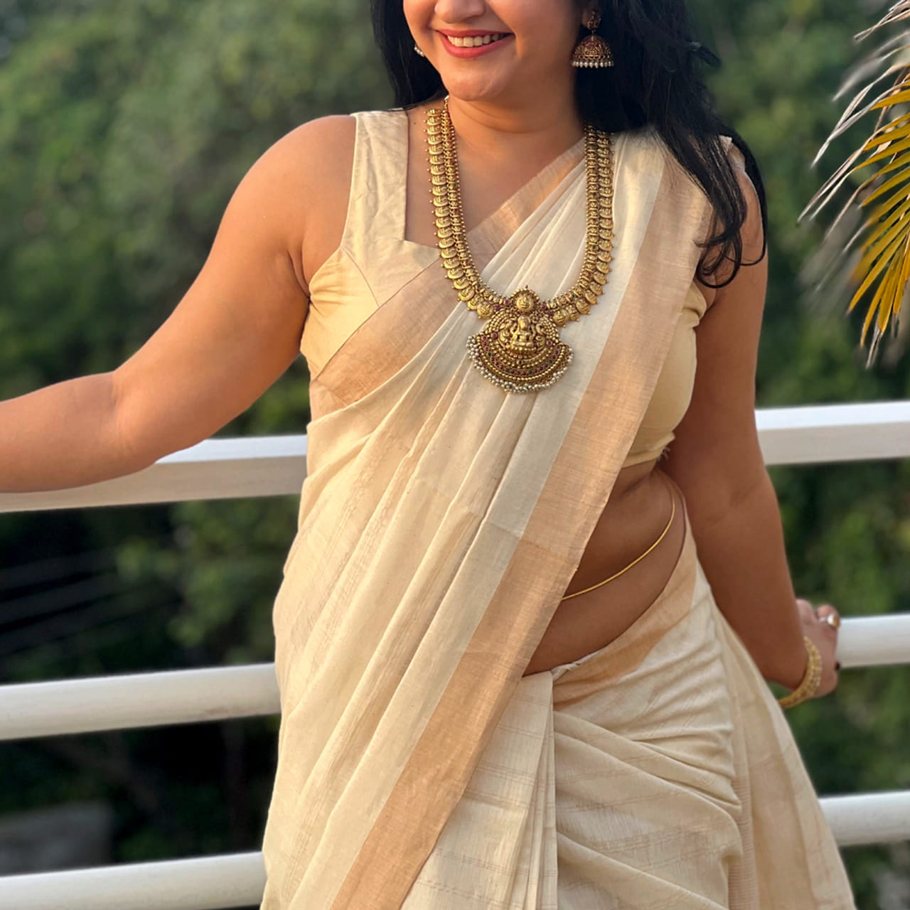 సినిమా ఇండస్ట్రీలో హీరోయిన్గా నిలదొక్కుకోవడం అంత సులభమైన విషయం కాదు. అందం, అభినయం, టాలెంట్ ఉన్నా.. సరైన సమయంలో మంచి అవకాశాలు రావడం కూడా చాలా ముఖ్యం. అందుకే ఒకప్పుడు వరుస సినిమాలతో సందడి చేసిన చాలామంది హీరోయిన్లు.. ఆ తర్వాత క్రమంగా ఇండస్ట్రీకి దూరమైపోయారు. కొందరు పూర్తిగా కనుమరుగైపోగా.. మరికొందరు సోషల్ మీడియా ద్వారా తమ అభిమానులకు టచ్లో ఉంటున్నారు. అలాంటి హీరోయిన్ల జాబితాలో పూనమ్ బజ్వా కూడా ఒకరు. ఒకప్పుడు తన క్యూట్ లుక్, చక్కని చిరునవ్వు, గ్లామర్తో తెలుగు ప్రేక్షకులను ఆకట్టుకున్న ఈ భామ..