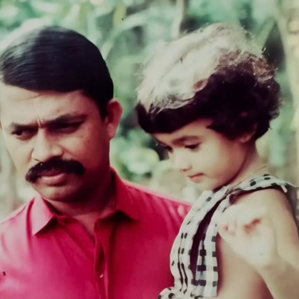 సోషల్ మీడియాలో సెలబ్రిటీలకు సంబంధించిన ఫోటోలు తరచూ వైరల్ అవుతుంటాయి. ముఖ్యంగా స్టార్ హీరోయిన్ల చిన్ననాటి చిత్రాలు నెటిజన్లను ఎంతగానో ఆకట్టుకుంటాయి. ఒకప్పుడు చిన్నారులుగా కనిపించిన ఈ తారలు.. ఇప్పుడు వెండితెరపై స్టార్ హీరోయిన్లుగా వెలుగొందుతుండటం అభిమానులను ఆశ్చర్యపరుస్తుంటుంది. తాజాగా ఓ స్టార్ హీరోయిన్ చిన్ననాటి ఫోటో నెట్టింట చర్చనీయాంశంగా మారింది. తండ్రి పక్కన ఎంతో క్యూట్‌గా కనిపిస్తున్న ఈ చిన్నారి..ఈ ఇప్పుడు సౌత్ ఇండస్ట్రీలో తిరుగులేని క్రేజ్ సంపాదించుకుంది. అంతేకాదు.. బాలీవుడ్‌లోనూ తన సత్తా చాటుతోంది. ఇంతకీ ఈ ఫోటోలో ఉన్న చిన్నారి ఎవరో గుర్తుపట్టారా? 