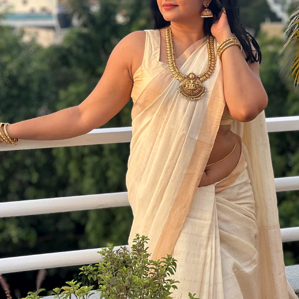 ప్రస్తుతం సినిమాల్లో పెద్దగా కనిపించడం లేదు. అయితే సోషల్ మీడియాలో మాత్రం అప్పుడప్పుడూ తన లేటెస్ట్ ఫొటోలు, వీడియోలను షేర్ చేస్తూ అభిమానులను అలరిస్తోంది. పూనమ్ బజ్వా తెలుగు చిత్ర పరిశ్రమలోకి హీరోయిన్గా అడుగుపెట్టింది హీరో నవదీప్ నటించిన సినిమాతో. ఆ తర్వాత ‘ప్రేమంటే ఇంతే’ చిత్రంలో నటించి తెలుగు ప్రేక్షకులకు మరింత దగ్గరైంది. తన అందం, స్క్రీన్ ప్రెజెన్స్తో అప్పట్లో మంచి గుర్తింపు తెచ్చుకుంది. ఆ తర్వాత వచ్చిన ‘బాస్’ సినిమాలో నాగార్జునతో కలిసి కనిపించింది.