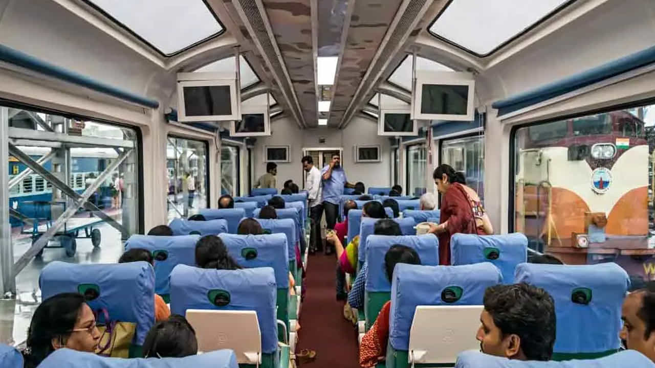పండుగల సీజన్ కావడంతో స్కూల్స్, ఆఫీసులకు సెలవులు రావడంతో చాలామంది కుటుంబసభ్యులు, స్నేహితులతో కలిసి వేకేషన్కు ప్లాన్ చేస్తున్నారు. త్వరలో దీపావళి సెలవులు వస్తుండటంతో ఏదైనా టూర్కు వెళ్లాలని చాలామంది అనుకుంటారు. తెలుగు రాష్ట్రాల్లో టూర్ అనగానే అరకు చాలామందికి గుర్తుకొస్తుంది. ఏపీ ఊటీగా ప్రసిద్ది పొందిన అరకు అందాలను చూసేందుకు వేలామంది పర్యాటకులు వస్తుంటారు. ఇలాంటివారికి రైల్వేశాఖ శుభవార్త తెలిపింది.