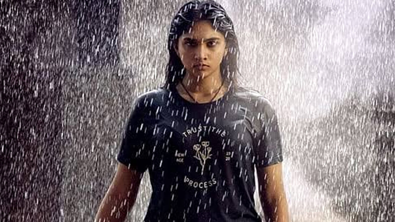 అయితే, థియేటర్ ఫలితంతో సంబంధం లేకుండా ప్రముఖ ఓటీటీ ప్లాట్ఫాం జీ5 వేదికగా స్ట్రీమింగ్కు వచ్చిన ఈ చిత్రం, డిజిటల్ ఆడియన్స్ నుంచి ఊహించని స్థాయిలో అద్భుతమైన స్పందనను రాబడుతోంది. కథలో వచ్చే ఊహించని ట్విస్టులు, దర్యాప్తు సన్నివేశాలు మరియు ఆత్మల చుట్టూ జరిగే పరిణామాలు ఆకట్టుకున్నాయి. థియేటర్లో ఈ సినిమాకు ప్రేక్షకులు దూరంగా ఉండటానికి ప్రమోషన్ లోపాలు కారణమైనప్పటికీ, ఓటీటీలోకి వచ్చాక మాత్రం కంటెంట్ ఉన్న సినిమా ఎప్పటికీ ఫెయిల్ కాదు అనే నిజాన్ని 'అగధ' మరోసారి నిరూపించింది.
