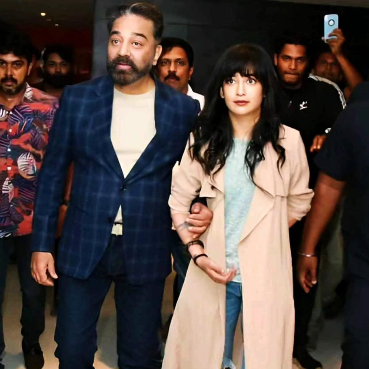 స్టార్ కిడ్స్ గా పుట్టినంత మాత్రాన కెరీర్లో అన్నీ సులభంగానే దొరికిపోతాయని అనుకోవడం సహజం. అయితే ప్రతి స్టార్ కిడ్ ప్రయాణం ఒకేలా ఉండదు. కొందరు తల్లిదండ్రుల బాటలో నడిస్తే.. మరికొందరు తమకు నచ్చిన రంగాన్ని ఎంచుకుని సొంత గుర్తింపు కోసం ప్రయత్నిస్తుంటారు. అలాంటి వారిలో ప్రముఖ నటుడు కమల్ హాసన్ కుమార్తె అక్షర హాసన్ ఒకరు. కమల్ హాసన్, నటి సారికల కుమార్తెగా, నటి శ్రుతి హాసన్ చెల్లెలిగా అక్షర హాసన్కు చిన్నప్పటి నుంచే ఇండస్ట్రీకి పరిచయం ఉంది.