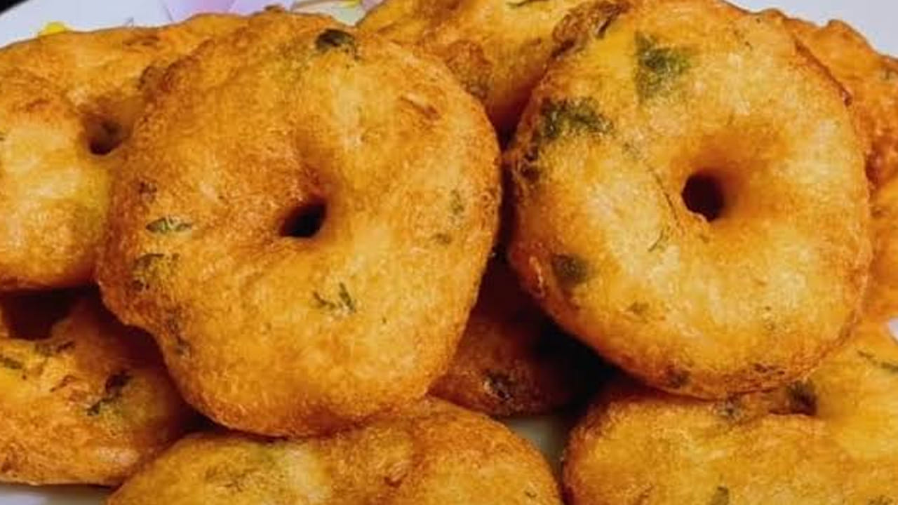 గారెలు ఒత్తడానికి అరిటాకు గానీ, ప్లాస్టిక్ కవర్‌ను గానీ ఉపయోగించవచ్చు. చేతిని, ఆకును తడి చేసుకుని, పిండి ముద్దను తీసుకుని, పలుచగా  కాకుండా కొద్దిగా మందంగా ఒత్తాలి. ఇంకా మధ్యలో చిల్లు పెట్టుకోవాలి. తడి చేసుకుంటూ ఒత్తడం వల్ల పిండి చేతికి అంటుకోకుండా గారెలు గుండ్రంగా, మంచిగా వస్తాయి.