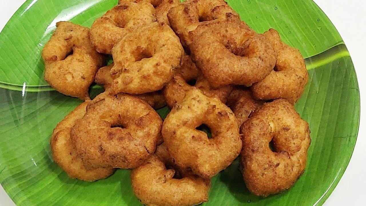 కావాల్సిన పదార్థాలు: పావుకిలో మినపప్పు,  ఒక చిన్న అల్లం ముక్క,  5 పచ్చిమిర్చి,  అర టేబుల్ స్పూన్ జీలకర్ర, కరివేపాకు: సన్నగా తరిగినది,  రుచికి సరిపడా ఉప్పు, చిటికెడు వంట సోడా,  నూనె: డీప్ ఫ్రై చేయడానికి సరిపడా నూనెను తీసుకోవాలి.  ముందుగా, పావు కిలో మినప్పప్పును తగినన్ని నీళ్లు పోసి నాలుగైదు గంటల పాటు నానబెట్టాలి. పప్పు బాగా నానితేనే గారెలు మెత్తగా వస్తాయి. నానిన తర్వాత పప్పును రెండు మూడు సార్లు శుభ్రంగా కడగాలి. కడిగిన పప్పును నీళ్లు లేకుండా గ్రైండర్‌లో వేయాలి. గారెల పిండిని గట్టిగా రుబ్బుకోవాలి కాబట్టి, అవసరాన్ని బట్టి చాలా తక్కువ నీళ్లు పోస్తూ రుబ్బుకోవాలి. పిండి మరీ పల్చగా కాకుండా, ఇడ్లీ పిండి కంటే గట్టిగా ఉండాలి. గ్రైండర్‌లో పిండి రుబ్బుతున్నప్పుడు మధ్యమధ్యలో చేత్తో కలుపుతూ ఉండాలి, దీనివల్ల పప్పు సమానంగా నలిగి పిండి గుల్లగా వస్తుంది. సగం పైన నలిగిన తర్వాత, పిండికి సరిపడా ఉప్పు వేయాలి. ఉప్పు వేయడం వల్ల గారెలు గుల్లగా రావడమే కాకుండా, పిండి కాస్త పల్చబడుతుంది కాబట్టి నీటిని జాగ్రత్తగా పోయాలి. పిండి మరీ మెత్తని పేస్ట్ లా కాకుండా, కొద్దిగా పలుకులా ఉండాలి.