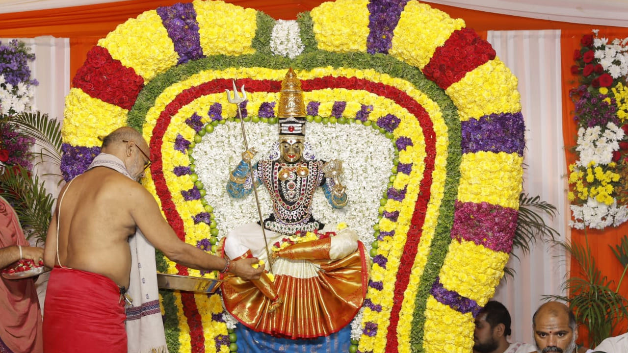 నంద్యాల జిల్లా ప్రముఖ పుణ్యక్షేత్రమైన శ్రీశైలం మహాక్షేత్రంలో దసరా మహోత్సవాలు అంగరంగ వైభవంగా జరుగుతున్నాయి.
మొదటిరోజు భ్రమరాంబికాదేవి శైలపుత్రీ అలంకారంలో భక్తులకు దర్శనమిచ్చారు ముందుగా అమ్మవారి ఆలయ ప్రాంగణంలో ఏర్పాటు చేసిన ప్రత్యేక వేదికపై శైలపుత్రీ అలంకారంలో ఉన్న అమ్మవారికి పలురకాల పూలతో అలంకరించారు.
