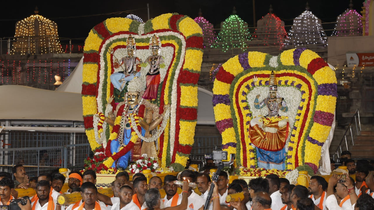 అనంతరం వైభవంగా గ్రామోత్సవానికి బయలుదేరగా ఉత్సవమూర్తుల ముందు కోలాటాలు,చెక్క భజనలు, కేరళ నృత్యాలు, వాయిద్యాలు,గిరిజనుల నృత్యాలు,వివిధ రకాల గిరిజన నృత్యాలు వివిద రకాల విన్యాసాలు భక్తులను ఎంతగానో ఆకట్టుకున్నాయి