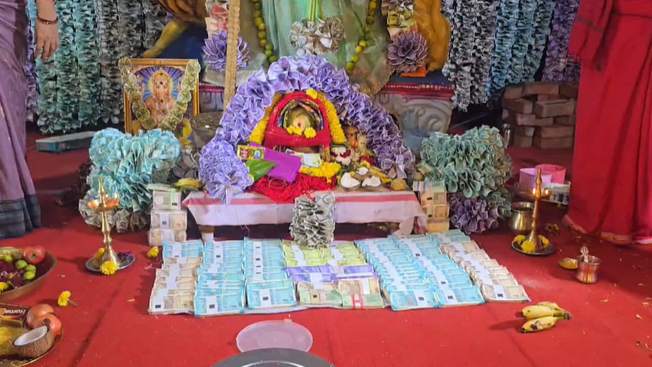 నగదుతో అలంకరణ అనంతరం అమ్మవారిని దర్శించుకునేందుకు భక్తులు పెద్ద సంఖ్యలో తరలిరావడంతో కేఎస్ఆర్ కాంప్లెక్స్ ప్రాంతం ఆధ్యాత్మిక శోభను సంతరించుకుంది.
