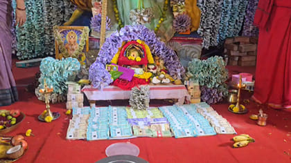 కోటి రూపాయల కరెన్సీ నోట్లతో దుర్గమ్మకు అలంకరణ..