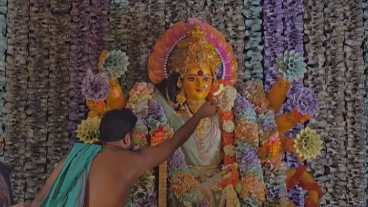 శ్రీదేవి శరన్నవరాత్రి ఉత్సవాల్లో భాగంగా కోనసీమ ముఖద్వారం అయిన రావులపాలెంలో శ్రీ దుర్గామాతను కోటి రూపాయల నగదు నోట్లతో అలంకరించారు. ఎంతగానో ఆకట్టుకునే విధంగా కరెన్సీ నోట్లతో అలంకరించిన అమ్మవారిని దర్శించుకునేందుకు పెద్ద ఎత్తున భక్తులు తరలివచ్చారు.