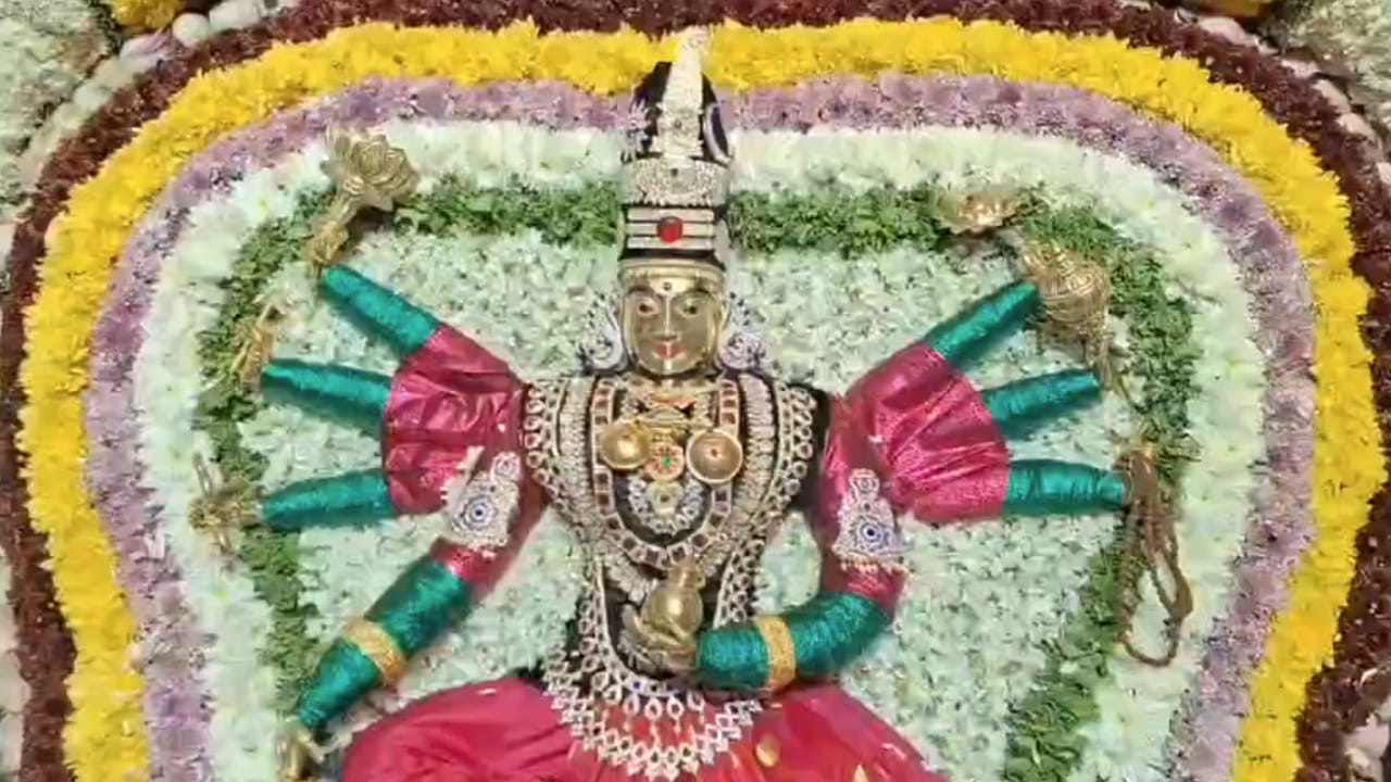 కూష్మాండదుర్గ అలంకారంలో శ్రీశైలం భ్రమరాంబ అమ్మవారు