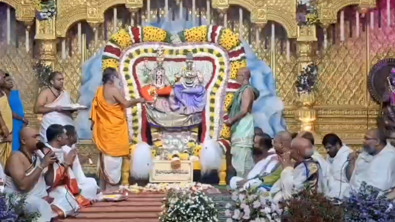 ముందుగా అమ్మవారి ఆలయ ప్రాంగణంలో ఏర్పాటు చేసిన ప్రత్యేక వేదికపై కుష్మాండదుర్గ అలంకారంలో ఉన్న అమ్మవారికి పలురకాలతో అలంకరించి బిల్వ దళాలతో శాస్త్రోక్తంగా అర్చకులు వేదపండితులు వేదమంత్రాలతో మంగళవాయిద్యాల నడుమ సుగంధ ద్రవ్యాలతో ధూపదీప నైవేద్యాలతో పూజించి మంగళ హారతులిచ్చారు.