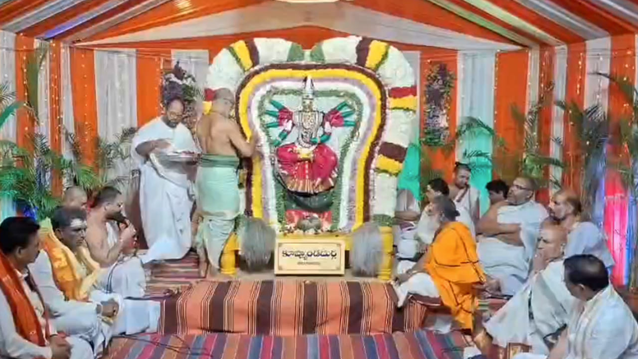 శ్రీ భ్రమరాంబికా దేవి చంద్ర ఘంట అలంకారంలో అలానే మల్లికార్జునస్వామి, అమ్మవారును కైలాస వాహనంపై ఆశీనులను చేసి ప్రత్యేక పూజలు చేసి కర్పూర హారతులిచ్చారు. అనంతరం వైభవంగా గ్రామోత్సవానికి బయలుదేరగా ఉత్సవ మూర్తుల ముందు నాదస్వరం, కేరళ చండీ మేళం, కొమ్ము కోయ నృత్యం, కోలాటం, రాజభటుల వేషాలు, వివిధ రకాల విన్యాసాలు భక్తులను ఎంతగానో ఆకట్టుకున్నాయి.