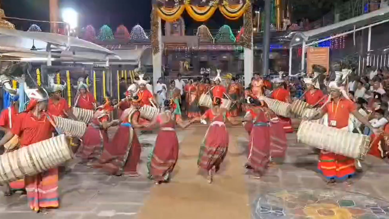 ఆలయం లోపలి నుంచి భాజా భజంత్రీలు బ్యాండ్ వాయిద్యాల నడుమ శ్రీస్వామి అమ్మ వార్ల గ్రామోత్సవంగా నిర్వహించగా, గ్రామోత్సవంలో కదలివస్తున్న స్వామి, అమ్మవారిని భక్తులు దర్శించుకుని కర్పూర నీరాజనాలు సమర్పించారు. ఈ కార్యక్రమంలో ఆలయ చైర్మన్ పోతుగుంట రమేష్ నాయుడు, ఈవో శ్రీనివాసరావు దంపతులు, ట్రస్ట్ట్రస్ట్ బోర్డ్ సభ్యులు అధికారులు పాల్గొన్నారు