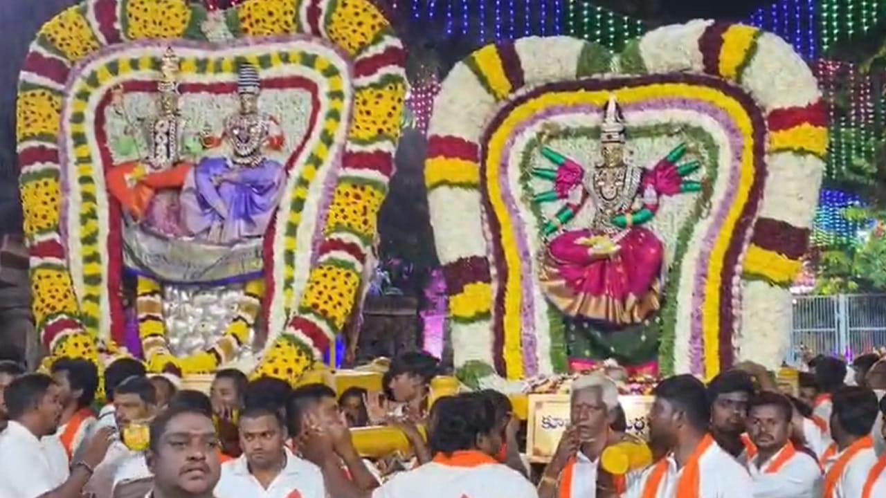 శ్రీశైలంలో వైభవంగా దసరా మహోత్సవాలు నాలుగో రోజు కూష్మాండదుర్గ అలంకారంలో భక్తులకు దర్శనమిచ్చిన భ్రమరాంబికా కైలాస వాహనంపై పురవీధుల్లో శ్రీస్వామి అమ్మవార్ల గ్రామోత్సవం ఘనం జరుగుతున్నాయి.