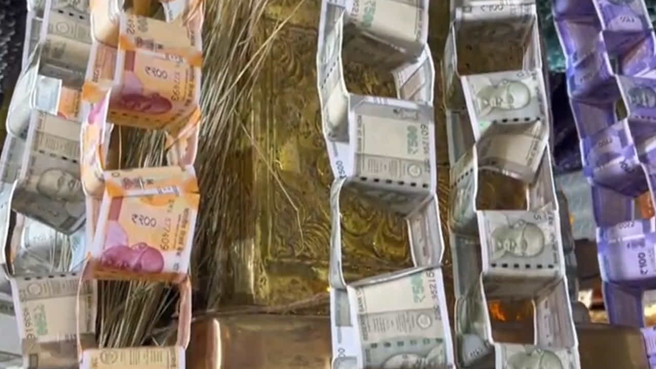 ఇంకేముంది ఈ సారి అమ్మవారిని రూ. 5,55,55,555.55లతో అలంకరించాలని డిసైడ్ అయ్యారు. అందుకు తగ్గట్టు నగదును సేకరించేందుకు దాతలను ఆశ్రయించారు. దాతల సహకారంతో వచ్చిన విరాళాలను సిద్ధం చేసుకున్నారు. ఇక కరెన్సీ నోట్లతో అమ్మవారిని అలంకరించేందుకు ప్రత్యేకంగా కళాకారులను రప్పించారు. కాయిన్స్ నుంచి చిన్నా, పెద్దా నోటు తేడా లేకుండా అన్నింటినీ అందంగా సిద్ధం చేసి.. అమ్మవారి ఆలయాన్ని సుందరంగా తీర్చిదిద్దారు. ఒక్క పైసా, 5పైసల నాణేలు కూడా సేకరించి ఔరా అనిపించారు.