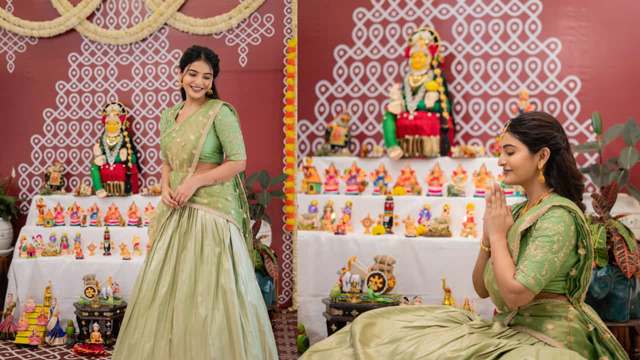 తెలంగాణ రాష్ట్ర వ్యాప్తంగా బతుకమ్మ వేడుకలు ఘనంగా జరుగుతున్నాయి. చిన్నా పెద్దా అనే తేడా లేకుండా అందరూ ఈ వేడుకల్లో పాల్గొంటున్నారు. సామాన్యులతో పాటు సినిమా తారలు, రాజకీయ ప్రముఖులు ఉత్సాహంగా బతుకమ్మ ఆడుతున్నారు.