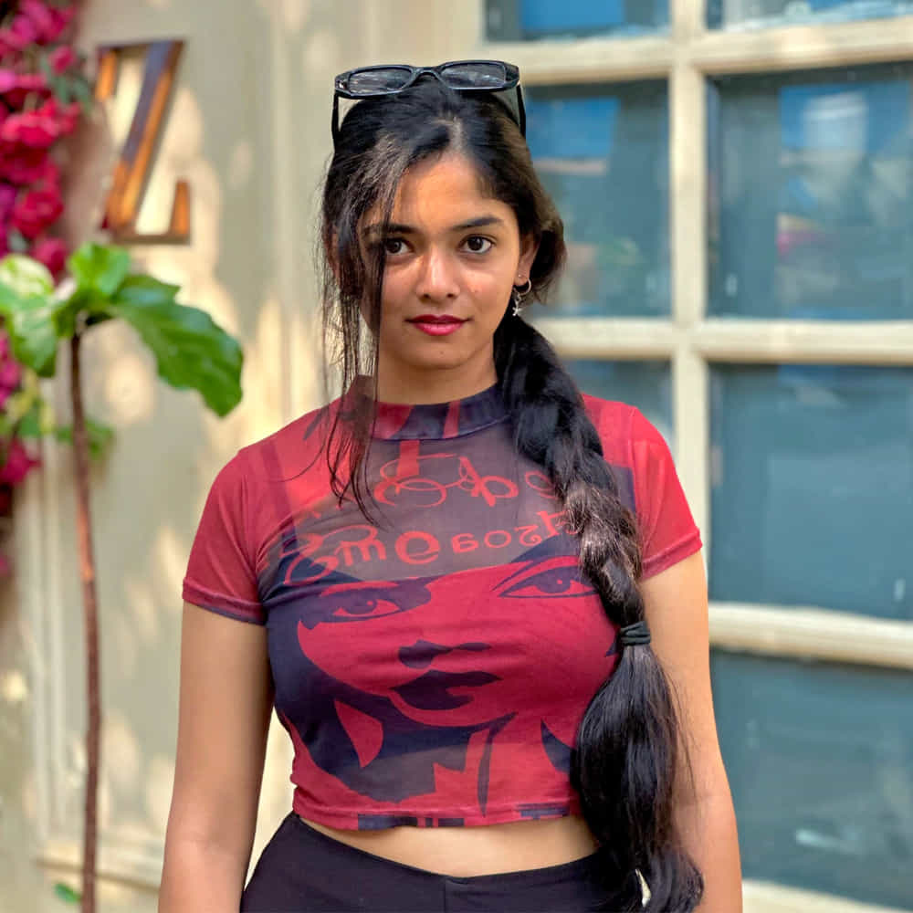 తాజాగా వేణు తొట్టెంపూడికి సంబంధించిన ఓ ఆసక్తికరమైన విషయం నెట్టింట చర్చకు వచ్చింది. ఒక సినిమాలో అనన్య శర్మను హీరోయిన్గా ఎంపిక చేయాలని చిత్రబృందం భావించగా, వేణు అందుకు అంగీకరించలేదనే ప్రచారం జరుగుతోంది. తన వయసుకు, ఆ హీరోయిన్ వయసుకు మధ్య చాలా వ్యత్యాసం ఉండటంతో ఆమెతో రొమాంటిక్ సన్నివేశాల్లో నటించడం తనకు సౌకర్యంగా ఉండదని ఆయన చెప్పినట్లు కథనాలు వెలువడుతున్నాయి. తనకు దాదాపు 50 ఏళ్లు ఉంటే, ఆ హీరోయిన్ వయసు సుమారు 22 ఏళ్లు అని, ఆమె తన కూతురి వయసులో ఉంటుందని వేణు అన్నారని అప్పట్లో వార్తలు వచ్చాయి.