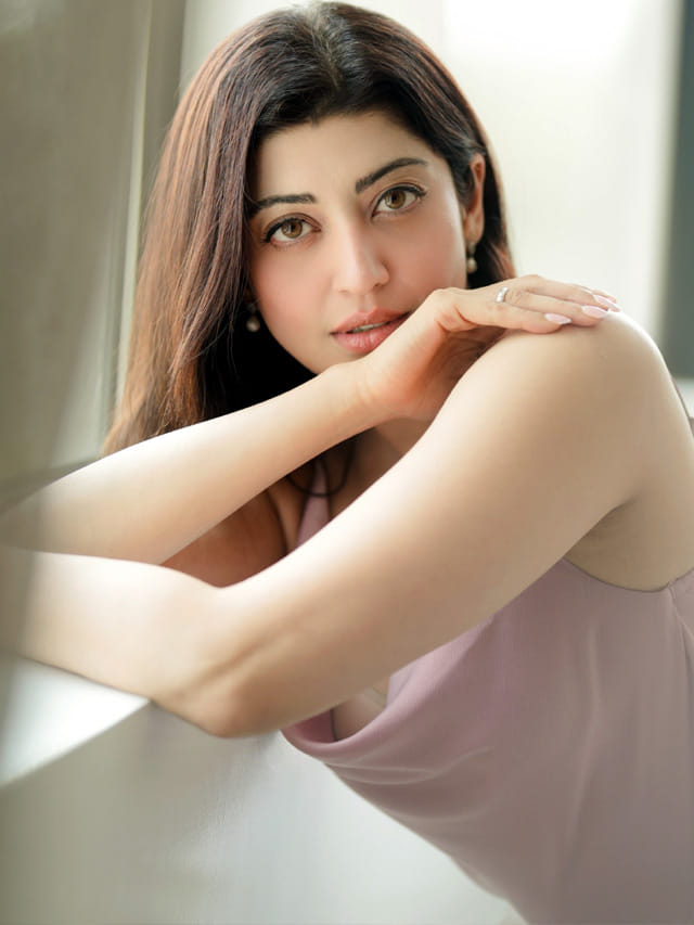 హాట్ అండ్ స్పైసీ లుక్ లో సెగలు రేపుతున్న ప్రణీత సుభాష్