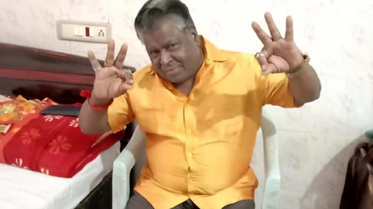 జబర్దస్త్ అప్పారావు అలాగే రెబెల్ స్టార్ ప్రభాస్తో తనకున్న అనుబంధం గురించి ఆసక్తికర విషయాలను వెల్లడించారు. తనదైన శైలి నటనతో ప్రేక్షకులను అలరిస్తున్న అప్పారావు, ఎంత ఎదిగినా నిరాడంబరంగా ఉండడమే తన విజయ రహస్యమని చెబుతారు. ప్రభాస్ హీరో కాకముందే, అప్పారావు వారి గురువు సత్యానందం గారి వద్ద నటనలో మెలకువలు నేర్చుకుంటున్నప్పుడు ఇద్దరూ కలిసి ఇంప్రవైజేషన్స్ చేసేవారని అప్పారావు గుర్తు చేసుకున్నారు.