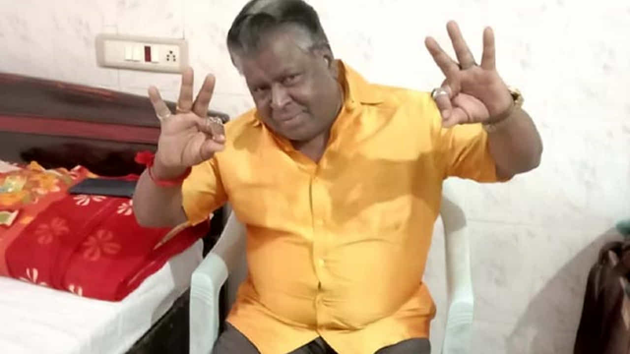 జబర్దస్త్ అప్పారావు అలాగే రెబెల్ స్టార్ ప్రభాస్తో తనకున్న అనుబంధం గురించి ఆసక్తికర విషయాలను వెల్లడించారు. తనదైన శైలి నటనతో ప్రేక్షకులను అలరిస్తున్న అప్పారావు, ఎంత ఎదిగినా నిరాడంబరంగా ఉండడమే తన విజయ రహస్యమని చెబుతారు. ప్రభాస్ హీరో కాకముందే, అప్పారావు వారి గురువు సత్యానందం గారి వద్ద నటనలో మెలకువలు నేర్చుకుంటున్నప్పుడు ఇద్దరూ కలిసి ఇంప్రవైజేషన్స్ చేసేవారని అప్పారావు గుర్తు చేసుకున్నారు.