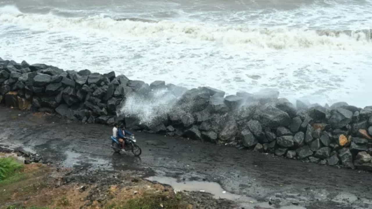 తుపాను సమయంలో ఇంట్లో ఉన్నప్పుడు వెంటనే విద్యుత్ మెయిన్ స్విచ్ ఆఫ్ చేయడంతో పాటు గ్యాస్ కనెక్షన్లను తొలగించాలని.. ఇంటి తలుపులు, కిటికీలను గట్టిగా మూసి ఉంచాలని తెలిపింది. ఇల్లు సురక్షితం కాకపోతే ముందే సురక్షిత ప్రాంతానికి చేరుకోవాలని.. భవనం దెబ్బతినే సూచనలు కనిపిస్తే దృఢమైన టేబుల్ లేదా బెంచ్ కింద రక్షణ పొందాలని తెలిపింది. బయట ఉన్నవారు పాత భవనాలు, చెట్లు, కరెంట్ స్తంభాల కింద ఎట్టిపరిస్థితుల్లోనూ నిలబడకూడదని.. ఈదురుగాలి వేగం కాస్త తగ్గినా తుపాను ముగిసిందని భావించి బయటకు రాకూడదని తెలిపింది అధికారులు 'ఆల్ క్లియర్' ప్రకటించే వరకు వేచి ఉండాలని కోరింది.