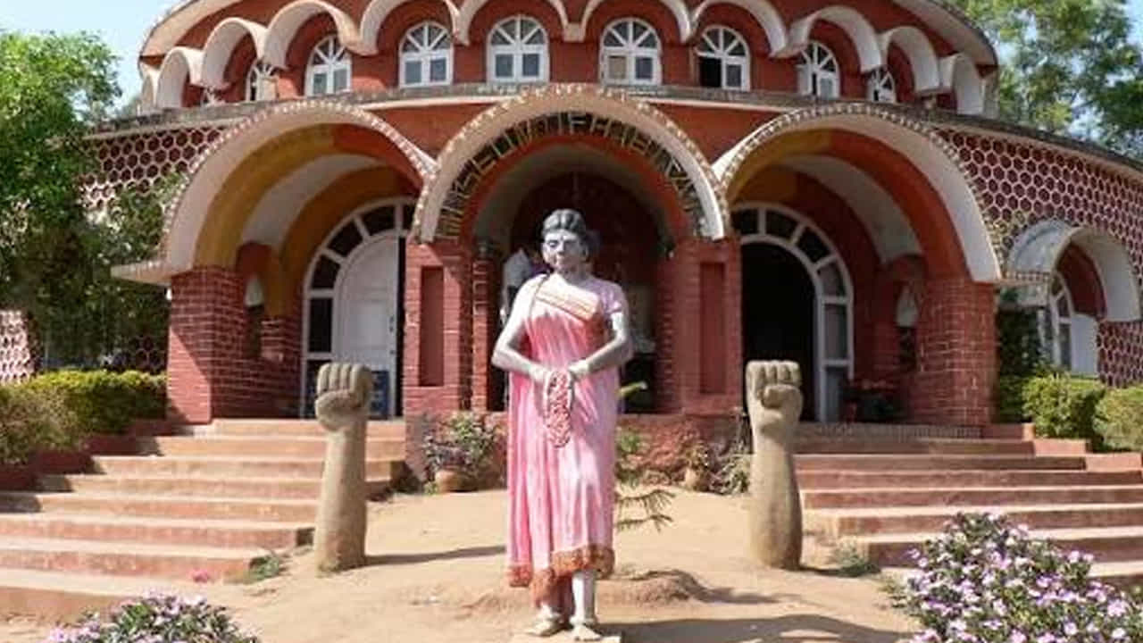 ట్రైబల్ మ్యూజియం,  గిరిజన నృత్యాలు : అరకులో ట్రైబల్ మ్యూజియం చాలా అద్భుతంగా ఉంటుంది. ముఖ్యంగా గిరిజనుల జీవన విధానం, కళలను ప్రదర్శించే, ఈ మ్యూజియం అరకు మధ్యలో చాలా బాగుంటుంది. ఇక్కడికి వెళితే గిరిజనుల జీవన విధానం గురించి తెలుసుకోవచ్చును. అంతే కాకుండా గిరిజన నృత్య ప్రదర్శనలు కూడా చాలా ఆకట్టుకుంటాయి.