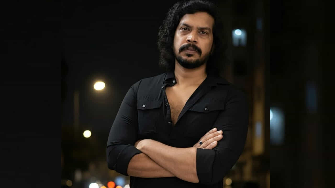 కెరీర్ ప్రారంభంలో అరవింద్ ఎక్కువగా విలన్, రౌడీ తరహా పాత్రల్లో కనిపించేవారు. దీంతో తెరపై ఆయనను చూసిన ప్రేక్షకులు నిజ జీవితంలోనూ అదే తరహా వ్యక్తి అనుకునేవారట. ముఖ్యంగా పిల్లలు, మహిళలు తనను చూసి భయపడిన సందర్భాలు ఉన్నాయని తెలిపారు. 2006లో విడుదలైన ‘అన్నవరం’ తర్వాత, 2009లో వచ్చిన ‘అరుంధతి’ తన కెరీర్లో మరో ముఖ్యమైన మలుపుగా నిలిచిందని చెప్పారు. ఈ సినిమా తర్వాత ప్రేక్షకుల్లో తనపై ఉన్న అభిప్రాయం మారిపోయిందని, పిల్లలు కూడా తన దగ్గరకు వచ్చి మాట్లాడటం తనకు ఎంతో ఆనందాన్ని ఇచ్చిందని గుర్తుచేసుకున్నారు.