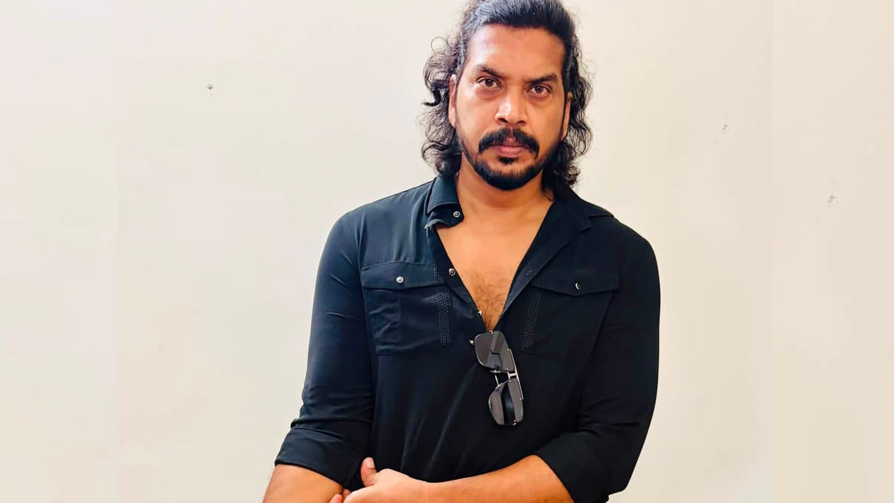 తన సినీ ప్రయాణంలో పలువురు స్టార్ హీరోలతో కలిసి పనిచేసే అవకాశం లభించిందని అరవింద్ తెలిపారు. జూనియర్ ఎన్టీఆర్ నటించిన ‘జనతా గ్యారేజ్’ సినిమా సమయంలో ఆయనతో కలిసి పనిచేసిన అనుభవాలను పంచుకున్నారు. ఆ సమయంలో ఎన్టీఆర్ ఎక్కువగా మాట్లాడేవారు కాదని, అయితే కలిసి భోజనం చేసే సందర్భాలు ఉండేవని చెప్పారు. అదే సినిమాలో నటించిన మలయాళ స్టార్ మోహన్‌లాల్ తమకు రెండుసార్లు కేరళ వంటకాలను వడ్డించిన విషయాన్ని కూడా గుర్తుచేసుకున్నారు. స్టార్ హీరోలతో పనిచేసేటప్పుడు వారి వ్యక్తిత్వం, ఇతరులతో వ్యవహరించే తీరు వంటి విషయాలు తనకు ప్రత్యేకంగా గుర్తుండిపోయాయని తెలిపారు.