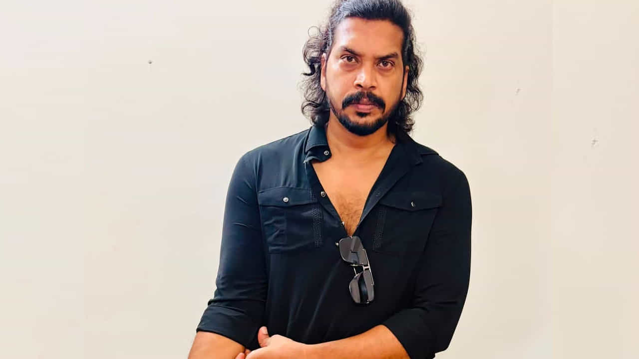 తన సినీ ప్రయాణంలో పలువురు స్టార్ హీరోలతో కలిసి పనిచేసే అవకాశం లభించిందని అరవింద్ తెలిపారు. జూనియర్ ఎన్టీఆర్ నటించిన ‘జనతా గ్యారేజ్’ సినిమా సమయంలో ఆయనతో కలిసి పనిచేసిన అనుభవాలను పంచుకున్నారు. ఆ సమయంలో ఎన్టీఆర్ ఎక్కువగా మాట్లాడేవారు కాదని, అయితే కలిసి భోజనం చేసే సందర్భాలు ఉండేవని చెప్పారు. అదే సినిమాలో నటించిన మలయాళ స్టార్ మోహన్లాల్ తమకు రెండుసార్లు కేరళ వంటకాలను వడ్డించిన విషయాన్ని కూడా గుర్తుచేసుకున్నారు. స్టార్ హీరోలతో పనిచేసేటప్పుడు వారి వ్యక్తిత్వం, ఇతరులతో వ్యవహరించే తీరు వంటి విషయాలు తనకు ప్రత్యేకంగా గుర్తుండిపోయాయని తెలిపారు.