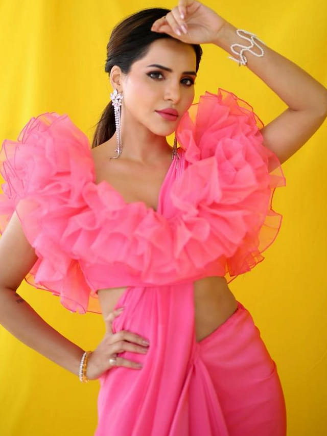 హీరోయిన్స్ ను మించిన క్రేజ్ .. అందంలో అప్సరస ఈ భామ
