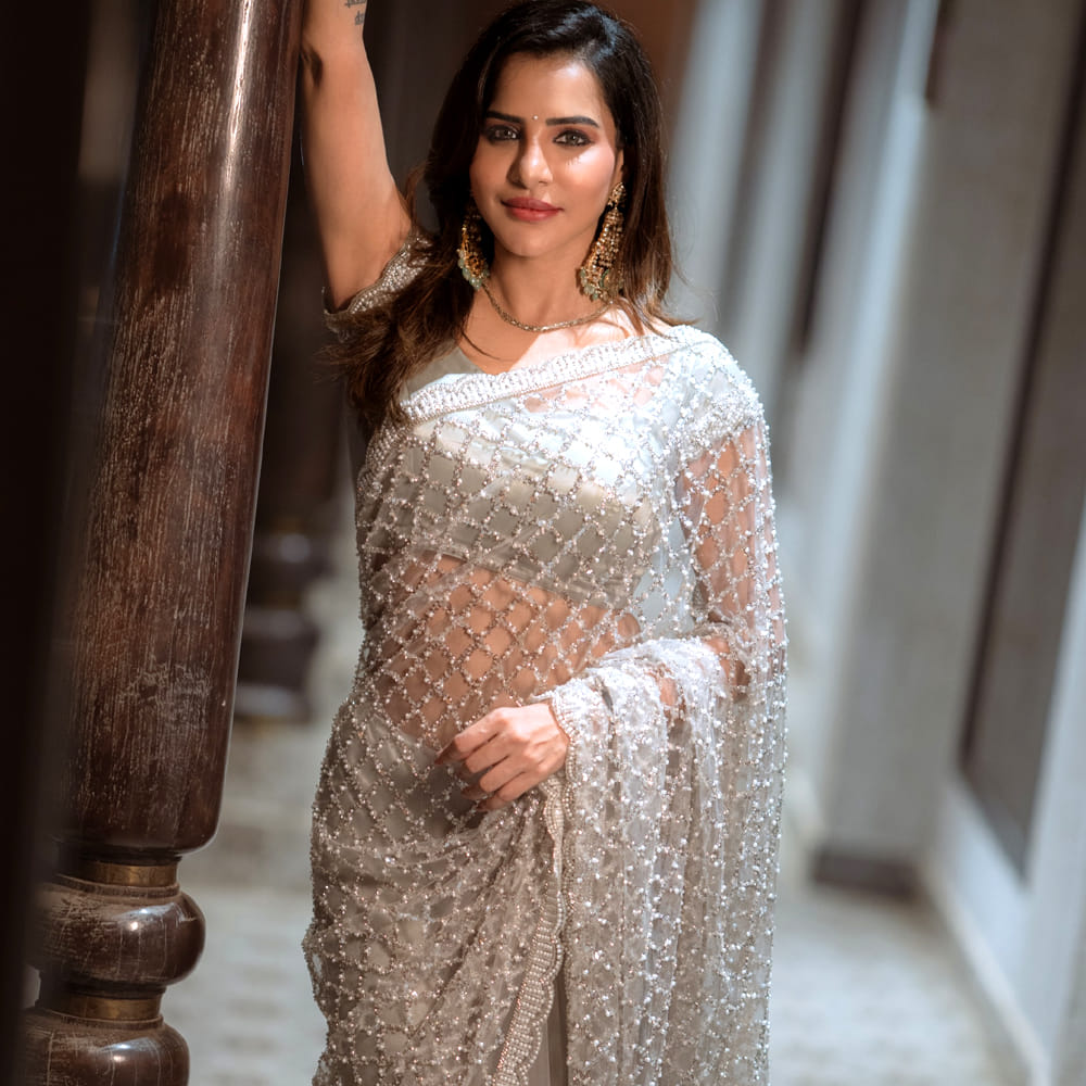 బుల్లితెర కార్యక్రమాలతో పాటు రియాలిటీ షోలు కూడా ఆమెకు మరింత పాపులారిటీ తీసుకొచ్చాయి. ముఖ్యంగా బిగ్బాస్ కార్యక్రమంలో కనిపించిన తర్వాత అషు రెడ్డి గురించి మరింతగా చర్చ జరిగింది. ఆ తర్వాత సోషల్ మీడియాలో ఆమెకు ఉన్న క్రేజ్ మరింత పెరిగింది. అషు రెడ్డి కెరీర్లో ఎక్కువగా మాట్లాడుకునే అంశాల్లో దర్శకుడు రామ్ గోపాల్ వర్మతో చేసిన ఇంటర్వ్యూ కూడా ఒకటి. ఆ ఇంటర్వ్యూ అప్పట్లో సోషల్ మీడియాలో విపరీతంగా వైరల్ అయింది. వర్మతో ఆమె చేసిన సంభాషణపై నెటిజన్లు పెద్ద ఎత్తున స్పందించడంతో అషు రెడ్డికి మరింత గుర్తింపు వచ్చింది.