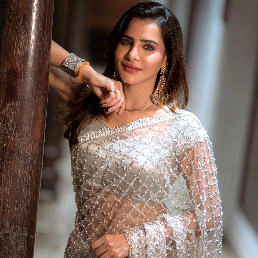 చిన్ననాటి ఫొటోలో ఎంతో క్యూట్గా కనిపిస్తున్న అషు రెడ్డి.. ఇప్పుడు గ్లామర్ బ్యూటీగా సోషల్ మీడియాలో సందడి చేస్తోంది. ఆమెకు సంబంధించిన ఫొటోలు, వీడియోలు తరచూ నెట్టింట వైరల్ అవుతుంటాయి. అషు రెడ్డి పేరు తెలుగు ప్రేక్షకులకు సోషల్ మీడియా ద్వారా, టెలివిజన్ కార్యక్రమాల ద్వారా మరింతగా చేరువైంది. ముఖ్యంగా వివిధ ఇంటర్వ్యూలు, ఎంటర్టైన్మెంట్ కార్యక్రమాలతో ఆమె మంచి గుర్తింపు తెచ్చుకుంది. తన ప్రత్యేకమైన స్టైల్, మాట్లాడే విధానం, గ్లామర్తో సోషల్ మీడియాలోనూ ప్రత్యేకమైన ఫ్యాన్ ఫాలోయింగ్ను సంపాదించుకుంది.