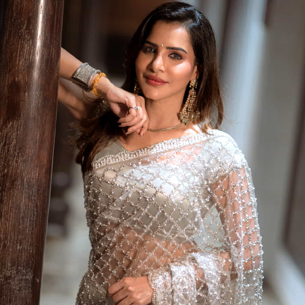 చిన్ననాటి ఫొటోలో ఎంతో క్యూట్‌గా కనిపిస్తున్న అషు రెడ్డి.. ఇప్పుడు గ్లామర్ బ్యూటీగా సోషల్ మీడియాలో సందడి చేస్తోంది. ఆమెకు సంబంధించిన ఫొటోలు, వీడియోలు తరచూ నెట్టింట వైరల్ అవుతుంటాయి. అషు రెడ్డి పేరు తెలుగు ప్రేక్షకులకు సోషల్ మీడియా ద్వారా, టెలివిజన్ కార్యక్రమాల ద్వారా మరింతగా చేరువైంది. ముఖ్యంగా వివిధ ఇంటర్వ్యూలు, ఎంటర్‌టైన్‌మెంట్ కార్యక్రమాలతో ఆమె మంచి గుర్తింపు తెచ్చుకుంది. తన ప్రత్యేకమైన స్టైల్, మాట్లాడే విధానం, గ్లామర్‌తో సోషల్ మీడియాలోనూ ప్రత్యేకమైన ఫ్యాన్ ఫాలోయింగ్‌ను సంపాదించుకుంది.