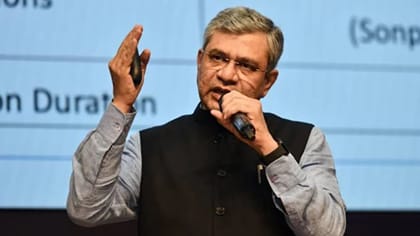 ఐఫోన్ తయారీపై విమర్శలకు కేంద్రమంత్రి అశ్విని వైష్ణవ్ కౌంటర్