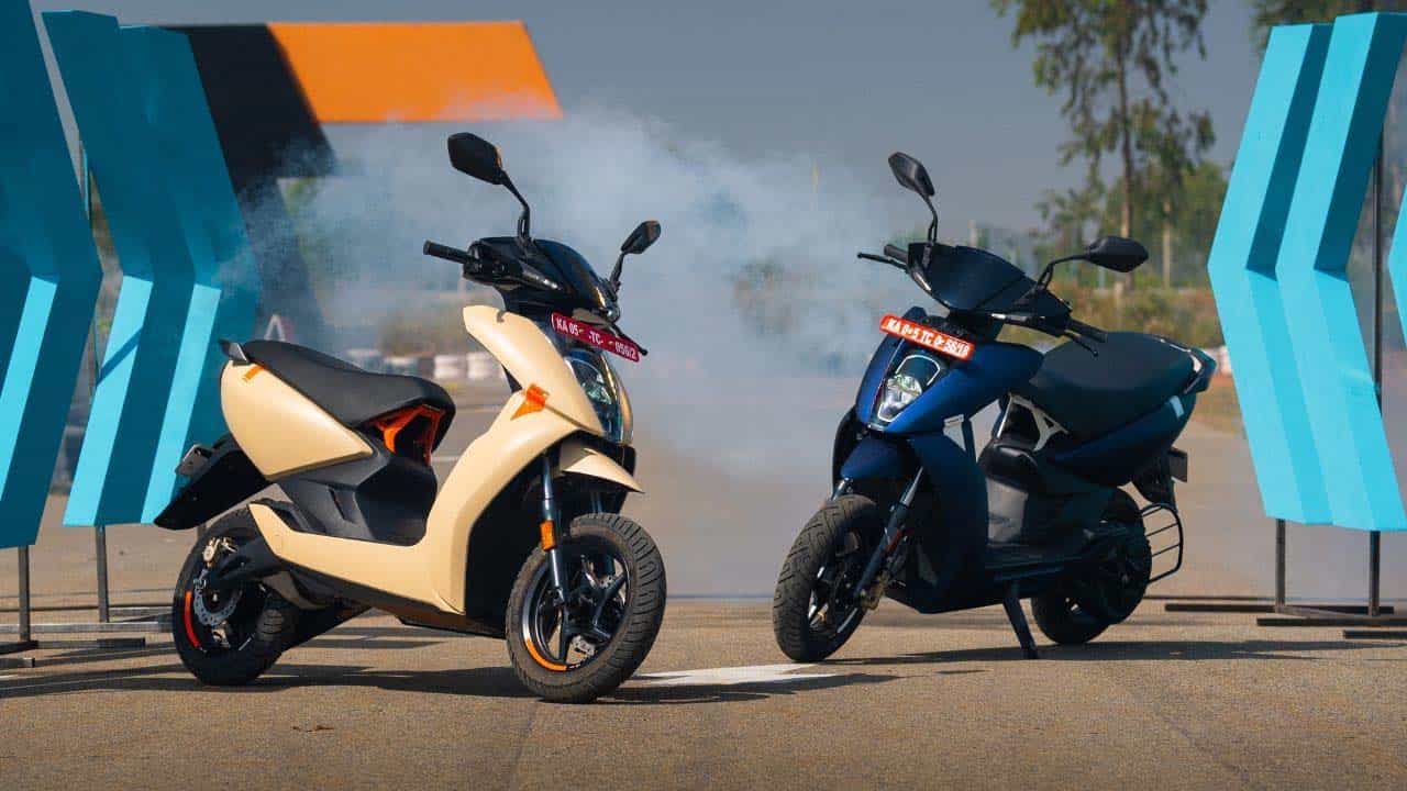  రోజువారీ ప్రయాణాలకు అనువుగా..: Ather 450S ప్రధానంగా రోజువారీ ప్రయాణాలు చేసే వారిని దృష్టిలో ఉంచుకుని రూపొందించారు. ఇందులో 2.9kWh, 3.7kWh బ్యాటరీ ఆప్షన్లు ఉన్నాయి. 2.9kWh బ్యాటరీ వేరియంట్ ఒక్కసారి పూర్తి ఛార్జింగ్‌తో IDC ప్రమాణాల ప్రకారం 122 కిలోమీటర్ల వరకు ప్రయాణించగలదు. 3.7kWh బ్యాటరీ వేరియంట్‌లో ఈ రేంజ్ 161 కిలోమీటర్ల వరకు ఉంటుంది. ఈ స్కూటర్‌లో 5.4kW గరిష్ఠ పవర్, 22Nm టార్క్ అందించే ఎలక్ట్రిక్ మోటార్ ఉంది. గరిష్ఠ వేగం గంటకు 90 కిలోమీటర్లు. నగరాల్లో ఆఫీసులకు వెళ్లేవారు, రోజువారీ అవసరాల కోసం స్కూటర్‌ను ఉపయోగించేవారికి ఇది పరిశీలించదగిన ఎంపిక.
