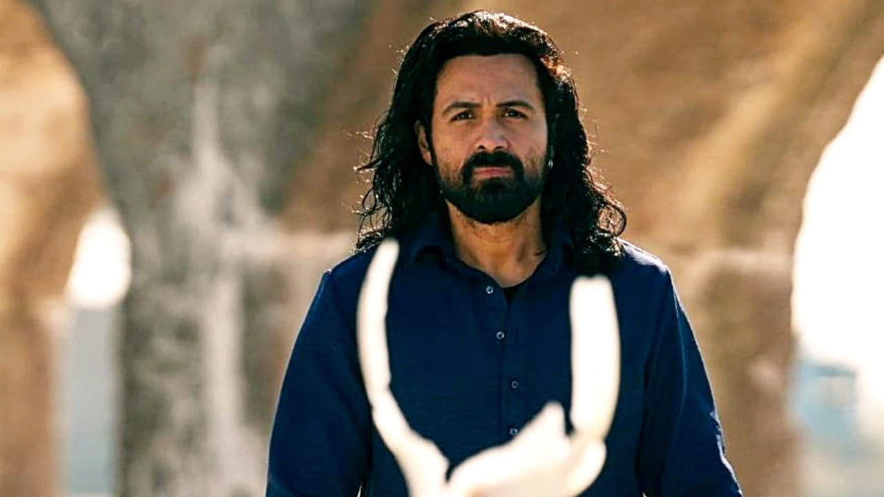 విడుదలైన మొదటి రోజు నుంచే ఓటీటీలో నంబర్ 1 స్థానంలో ట్రెండ్ అవుతూ రికార్డులను సృష్టిస్తోంది. శివం పండిట్ పాత్రలో ఇమ్రాన్ హష్మీ చూపిన ఇంటెన్స్ యాటిట్యూడ్, బ్యాక్గ్రౌండ్ మ్యూజిక్ సినిమాను మరో స్థాయికి తీసుకెళ్లాయని నెటిజన్లు సోషల్ మీడియాలో ప్రశంసిస్తున్నారు. థియేటర్ల తర్వాత డిజిటల్ ఆడియన్స్ను కూడా ఈ సినిమా విశేషంగా ఆకట్టుకుంటోంది.