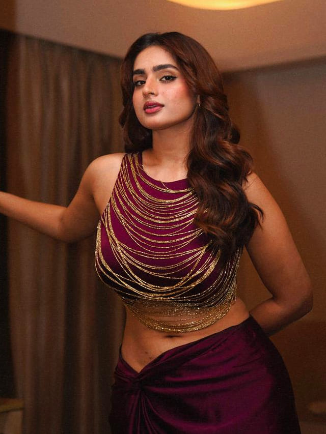 అందంతో కట్టిపడేస్తున్న అయేషా ఖాన్