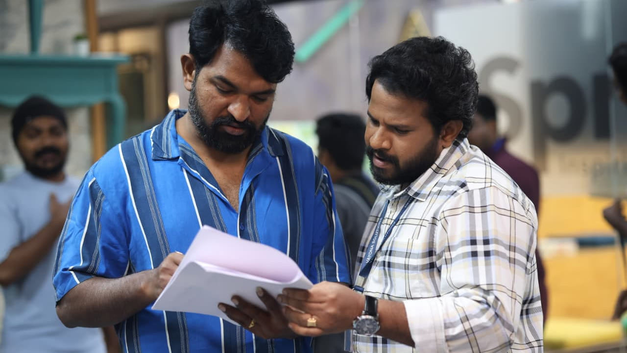 జబర్దస్త్ బాబు డైరెక్షన్లో  వైవా హర్ష లీడ్ రోల్లో నటించిన  " లీస్ట్ ఎలిజిబుల్ బ్యాచిలర్ " సినిమా మరి కొద్దీ రోజుల్లో  మన ముందుకు రాబోతుంది. ఇప్పటికే ఈ సినిమా నుంచి టీజర్ రిలీజ్ అయింది. మిలియన్ కి పైగా వ్యూస్  తెచ్చుకుని  యూట్యూబ్ లో దూసుకెళ్తుంది. 
సూపర్ ఉంది , మూవీ కోసం వేచి చూస్తున్నాం అంటూ నెటిజెన్స్ కామెంట్స్ చేసున్నారు