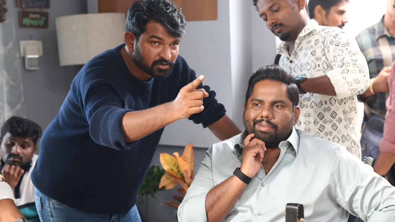 ఆ తరవాత 2023 లో ప్రేమ వాలంటీర్ అనే వెబ్ సిరీస్ కు దర్శకత్వం చేసి మిలియన్ల మందికి చేరువయ్యాడు. ఈ సిరీస్ తో ప్రేక్షకుల దగ్గర మంచి మార్కులు వేపించుకున్నాడు. ఇక ఇప్పుడు స్టార్ యాక్టర్స్ తో సినిమా తీసే వరకు తన ప్రయాణం వెళ్ళింది. ఈ కొత్త మూవీతో తన అదృష్టాన్ని పరీక్షించుకోనున్నాడు. 