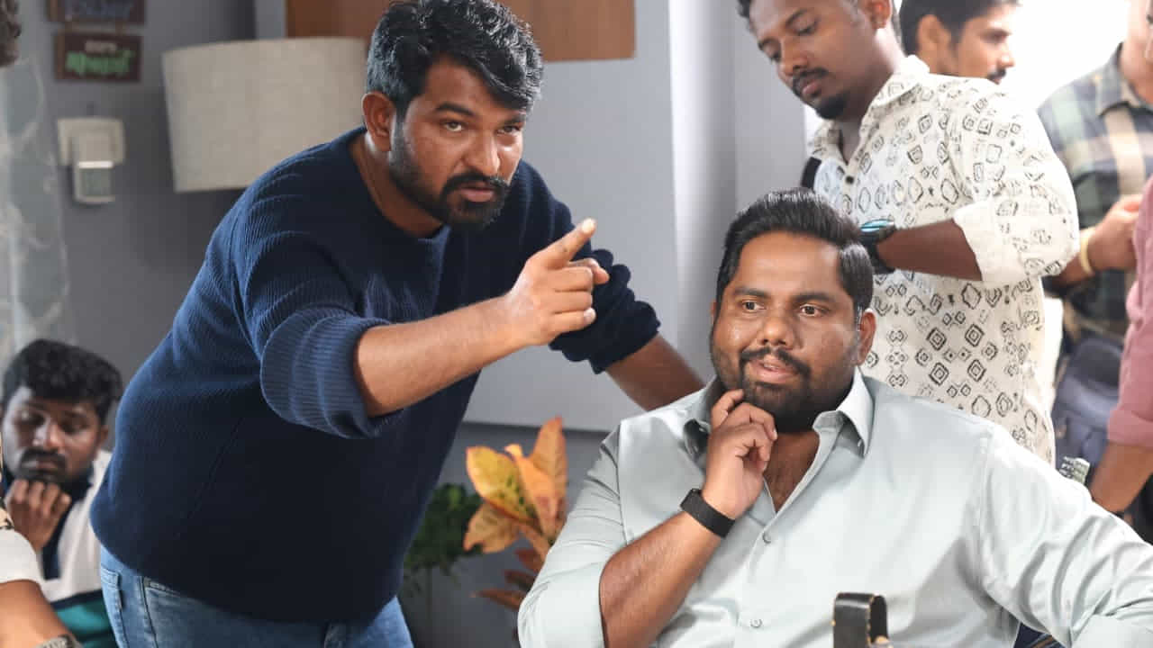 ఆ తరవాత 2023 లో ప్రేమ వాలంటీర్ అనే వెబ్ సిరీస్ కు దర్శకత్వం చేసి మిలియన్ల మందికి చేరువయ్యాడు. ఈ సిరీస్ తో ప్రేక్షకుల దగ్గర మంచి మార్కులు వేపించుకున్నాడు. ఇక ఇప్పుడు స్టార్ యాక్టర్స్ తో సినిమా తీసే వరకు తన ప్రయాణం వెళ్ళింది. ఈ కొత్త మూవీతో తన అదృష్టాన్ని పరీక్షించుకోనున్నాడు.