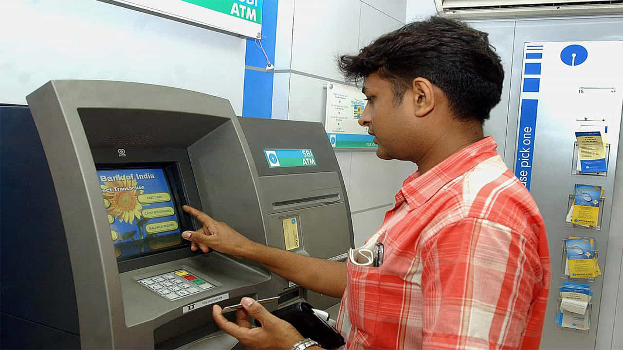 SBI ATM Withdraw Rules: ప్రస్తుతం డబ్బులు విత్డ్రా చేసుకోవాలంటే ఏటీఎంలో కీలక పాత్ర పోషిస్తాయి. అయితే ఏటీఎం నుంచి డబ్బులు విత్డ్రా చేసుకునేందుకు నిబంధనలు మారస్తున్నాయి బ్యాంకులు. ప్రస్తుత కాలంలో బ్యాంకు అకౌంట్ నుంచి డబ్బు విత్ డ్రా చేసుకోవడానికి ఏటీఎంలు(ATMs) అత్యంత సౌకర్యవంతమైన మార్గంగా మారాయి. అయితే, మీరు ఒక రోజులో ఏటీఎం నుండి గరిష్టంగా ఎంత నగదు విత్డ్రా చేసుకోవచ్చన్న విషయంపై చాలా మందికి డౌట్ ఉంటుంది. రోజువారీ విత్ డ్రా పరిమితి కేవలం రూ.10,000 మాత్రమేనని చాలా మంది పొరబడుతుంటారు. కానీ వాస్తవానికి ఈ పరిమితి మీ బ్యాంకు నిబంధనలు , మీ వద్ద ఉన్న డెబిట్ కార్డ్ రకం(క్లాసిక్, ప్లాటినం లేదా సిగ్నేచర్)పై పూర్తిగా ఆధారపడి ఉంటుందని బ్యాంకు అధికారులు చెబుతున్నారు.