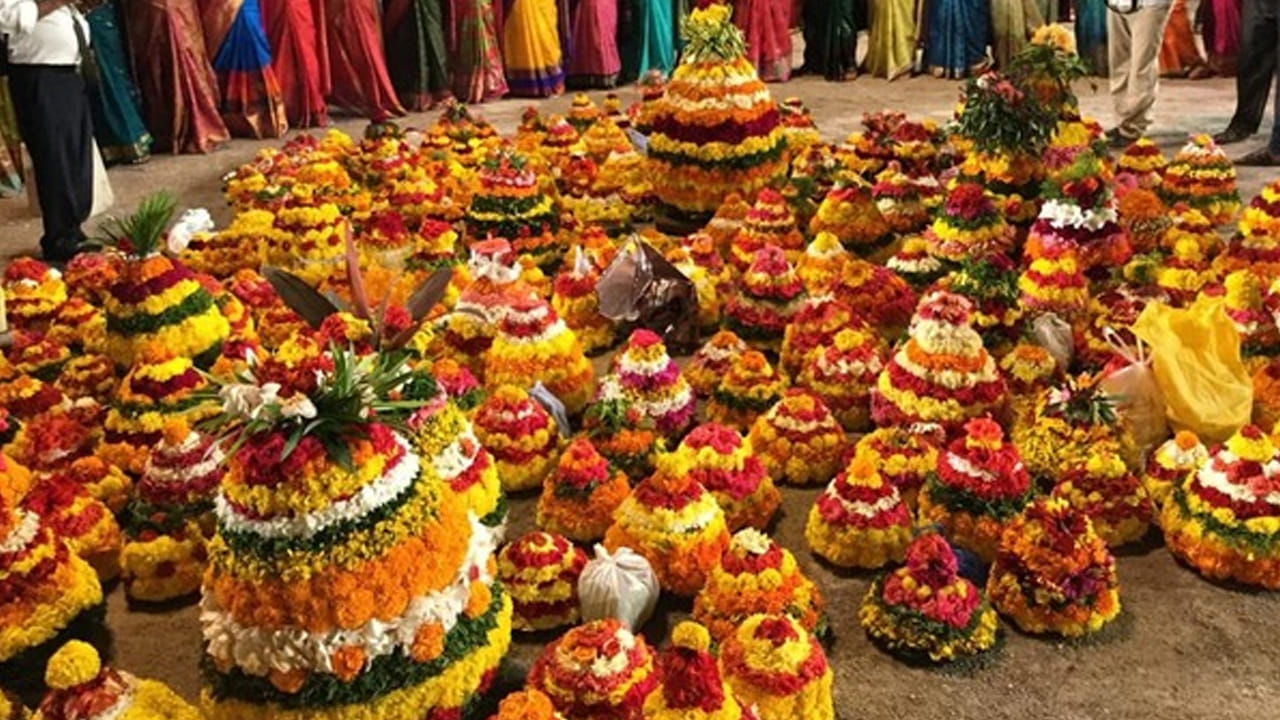 తెలంగాణ సంస్కృతికి ప్రతీకగా ఈ పండుగ నిలుస్తుంది. బతుకమ్మ పండుగను ప్రకృతి పండుగ అని పిలుస్తుంటారు. ప్రకృతిలో లభించే అన్నిరకాల అన్ని రంగుల పువ్వులను తీసుకొచ్చి బతుకమ్మను పేర్చుతారు. అయితే చాలా మందిలో ఒక డౌట్ ఉంటుంది. అసలు రంగు రంగుల పువ్వుల మధ్య పసుపు గౌరమ్మను ఎందు పెడతారు అని. దీని వెనక అనేక జానపద, పురాణ కథలు ఉన్నాయి. కాగా, మనం వాటి గురించి తెలుసుకుందాం.
