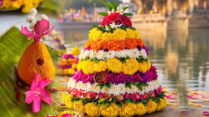 అసలు బతుకమ్మను ఎలా పేర్చాలి? మొదట పెట్టాల్సిన పువ్వు ఏదో తెలుసా?