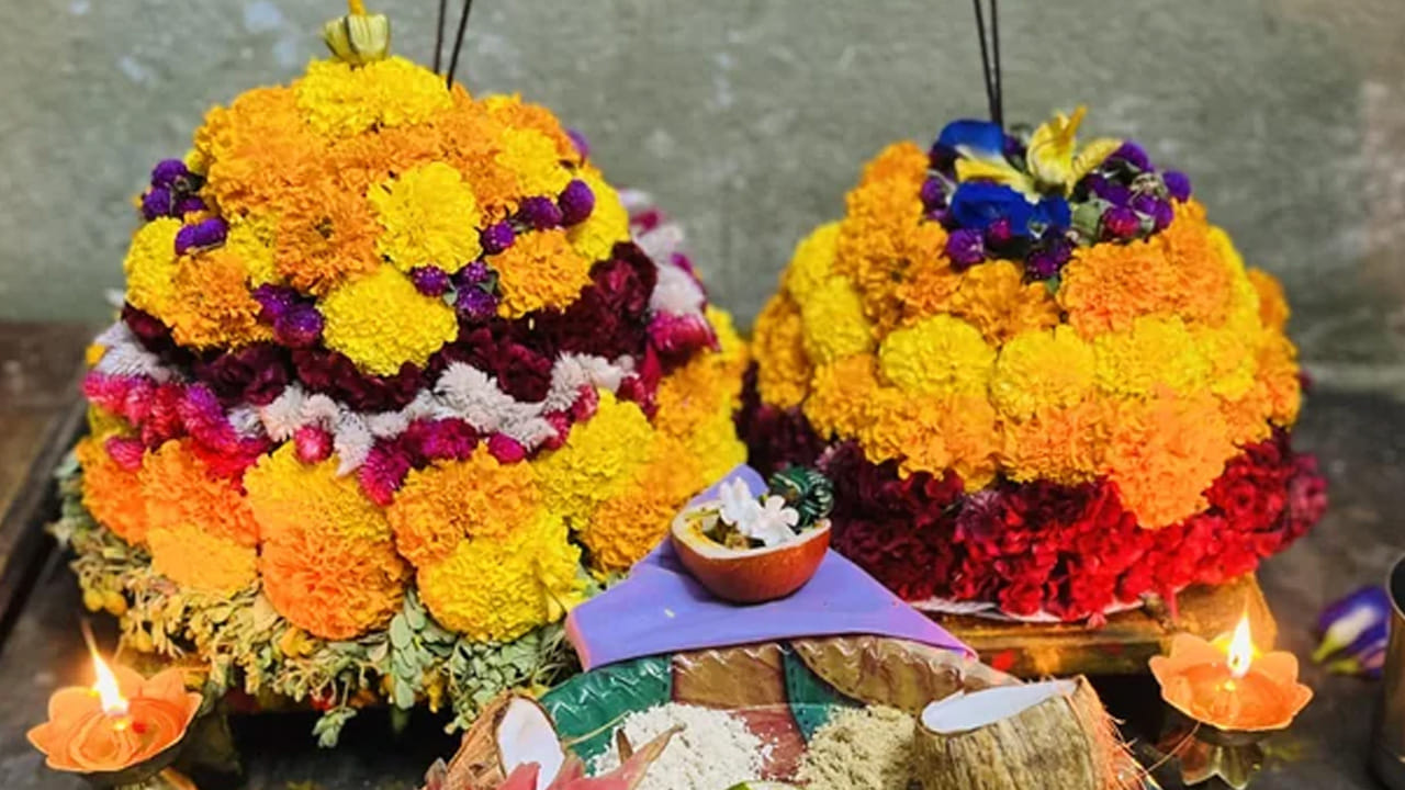 ఈ రోజుల్లో బతుకమ్మను పేర్చాలి అంటే ప్రతి ఒక్కరూ మనీ పెట్టి పూలను కొంటున్నారు. ఇక పండుగ సమయం కావడంతో పూల రేటు కూడా ఆకాశాన్నంటాయి. కిలో బంతి రూ.400 పడుతుంది. చామంతి కిలో 500ల పైనే ఉంటుంది. దీంతో సామాన్యులు బతుకమ్మను పేర్చాలి అంటే చాలు, భయపడే పరిస్థితులు ఏర్పడుతున్నాయి. మరి అసలు పైసా ఖర్చు లేకుండా బతుకమ్మ పేర్చాలి అంటే ఈ టిప్ పాటించాలి.